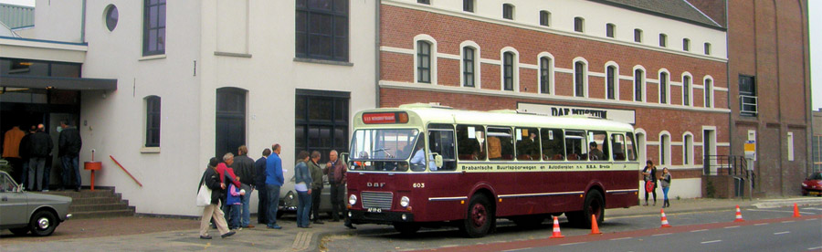 BBA 603 staat bij het DAF-Museum te wachten op reizigers richting de DAF-fabriek.